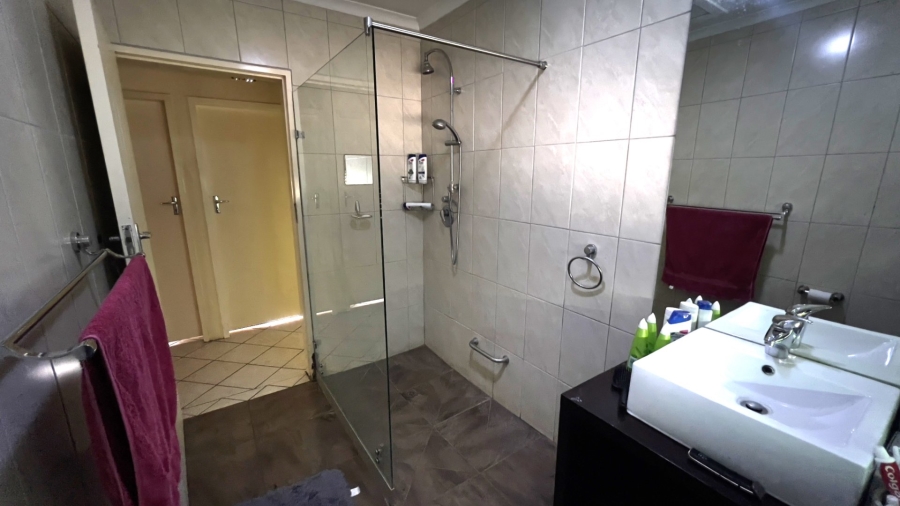 4 Bedroom Property for Sale in Langenhovenpark Free State